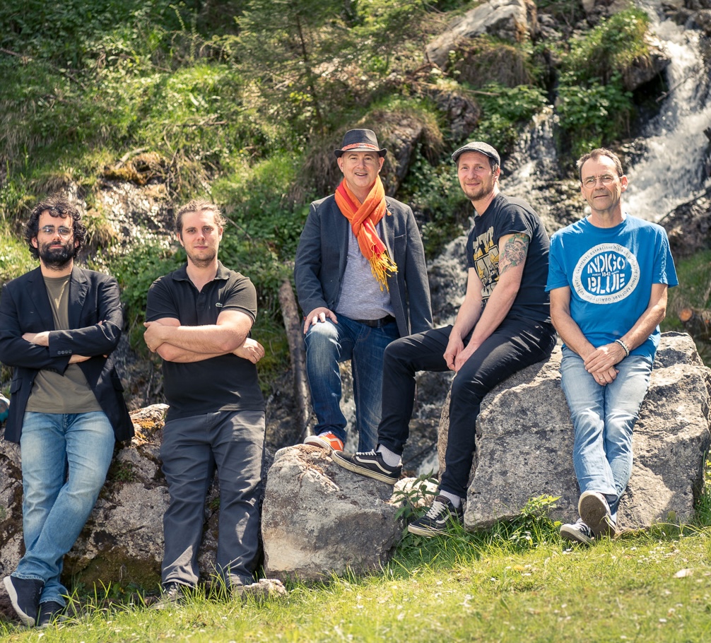 Band_5_piece_waterfall_arms